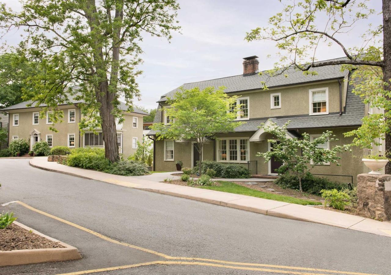 Oakhurst Inn At The University ชาร์ลอตต์สวิลล์ ภายนอก รูปภาพ