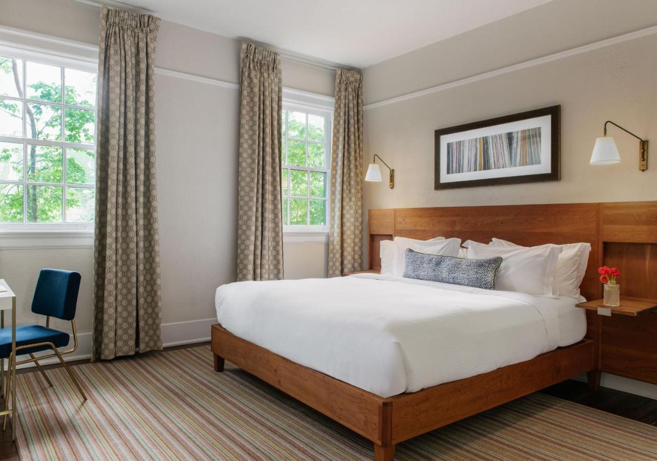 Oakhurst Inn At The University ชาร์ลอตต์สวิลล์ ภายนอก รูปภาพ
