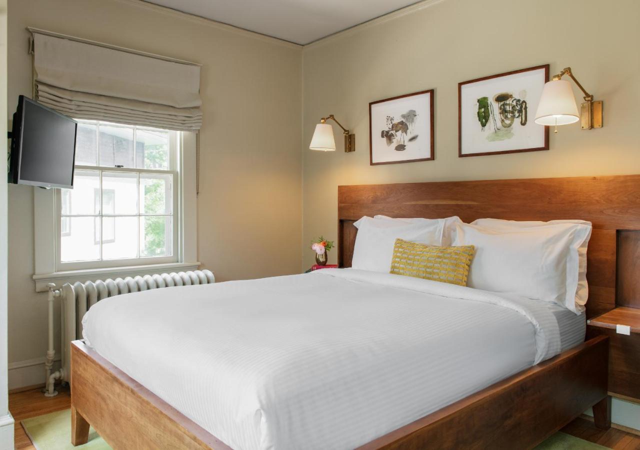Oakhurst Inn At The University ชาร์ลอตต์สวิลล์ ภายนอก รูปภาพ