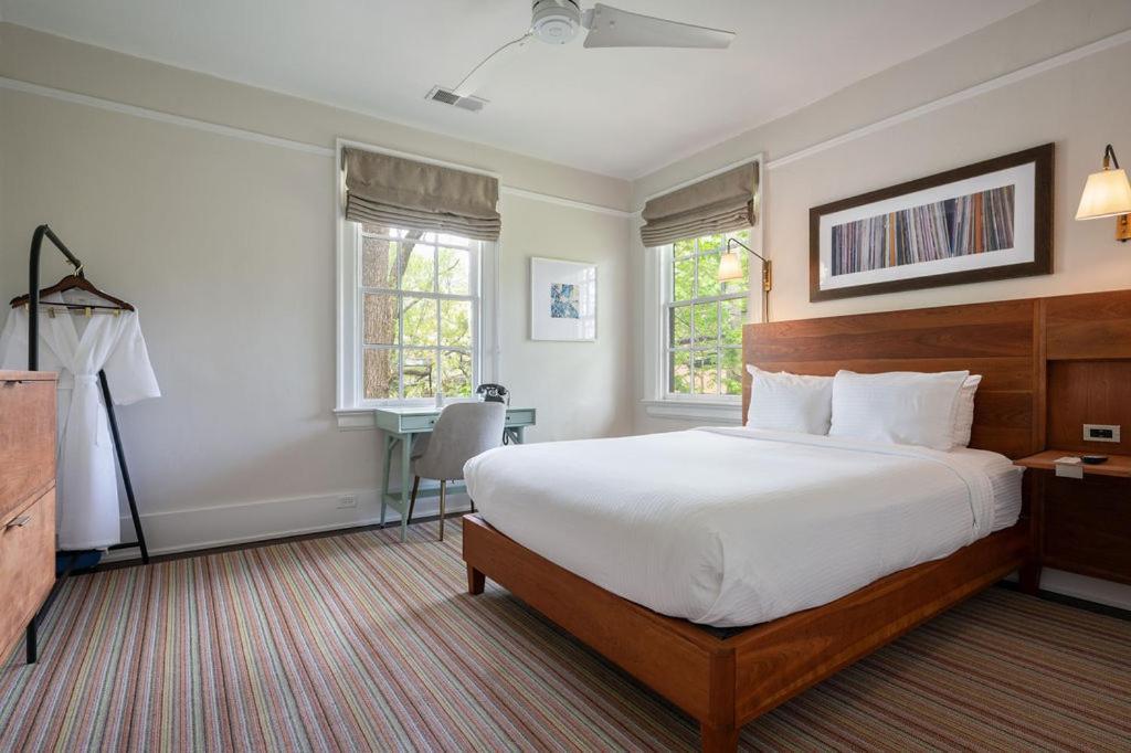 Oakhurst Inn At The University ชาร์ลอตต์สวิลล์ ภายนอก รูปภาพ