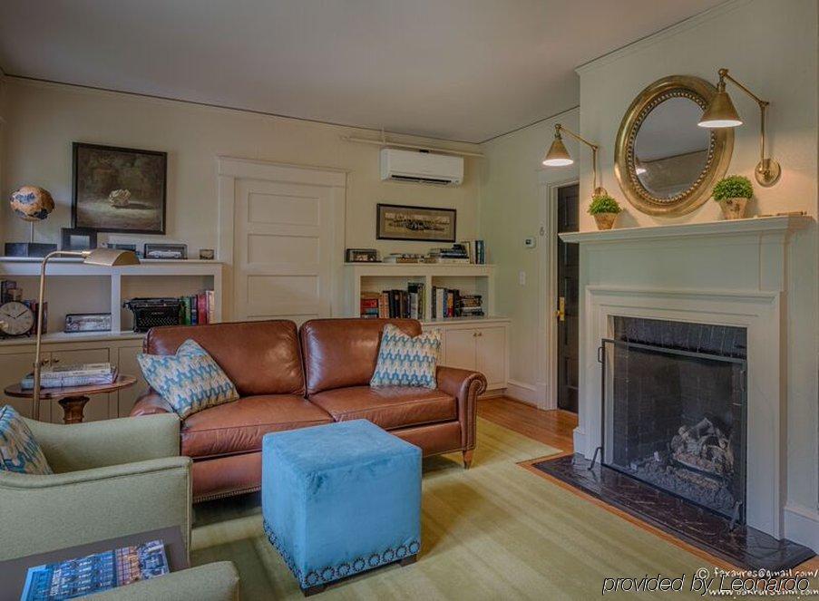 Oakhurst Inn At The University ชาร์ลอตต์สวิลล์ ภายนอก รูปภาพ