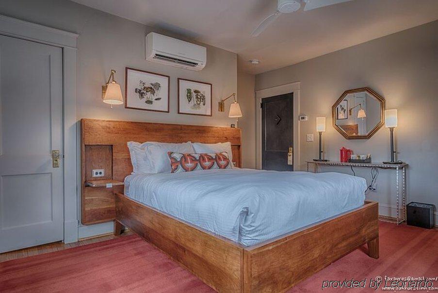 Oakhurst Inn At The University ชาร์ลอตต์สวิลล์ ภายนอก รูปภาพ