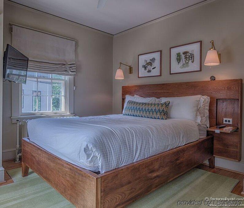 Oakhurst Inn At The University ชาร์ลอตต์สวิลล์ ภายนอก รูปภาพ