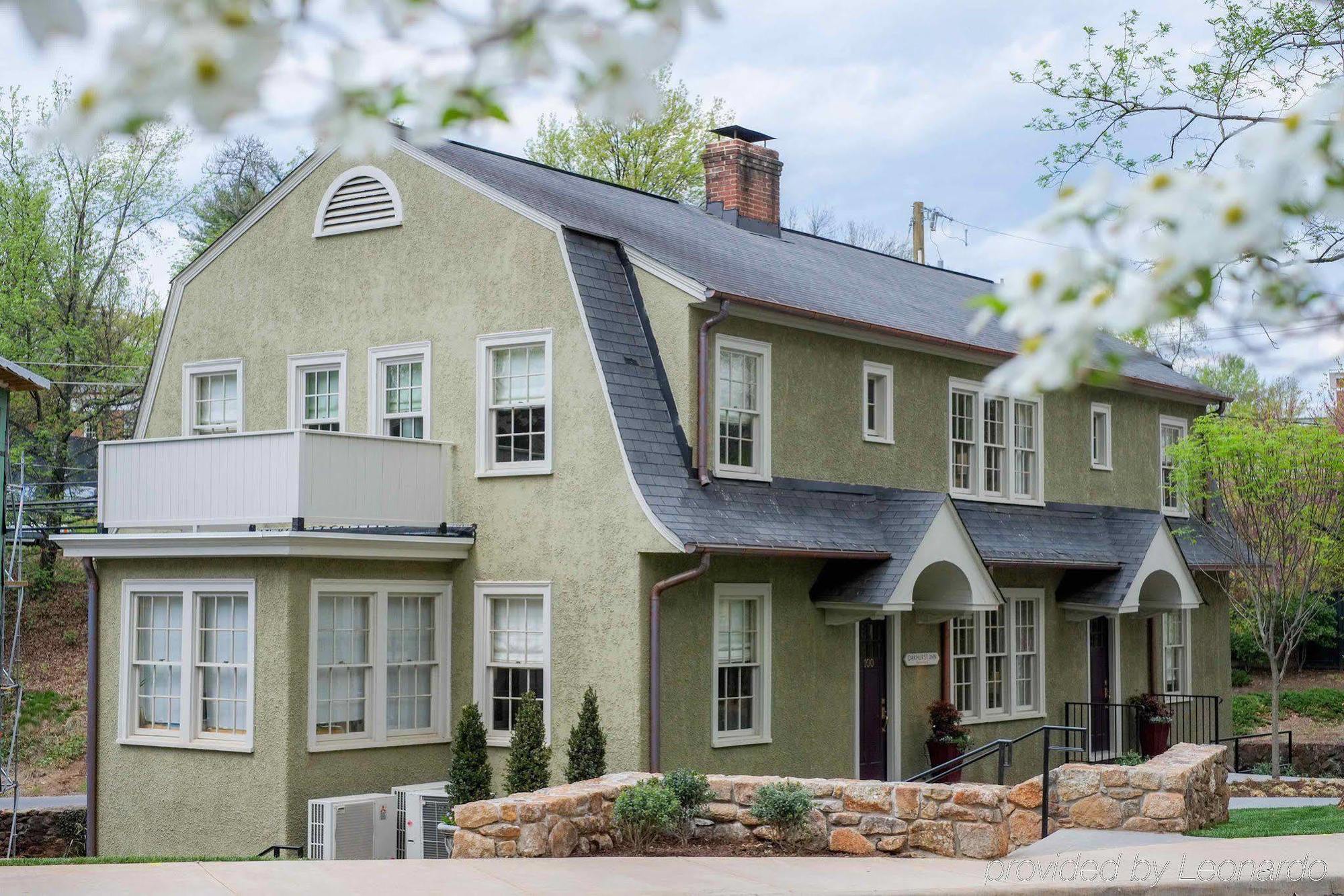 Oakhurst Inn At The University ชาร์ลอตต์สวิลล์ ภายนอก รูปภาพ